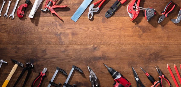 Blick Auf Verschiedene Werkzeuge Einer Reihe Auf Dem Holztisch — Stockfoto