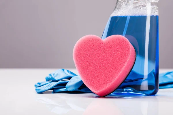 Blaue Transparente Reinigungslösung Einem Kunststoffbehälter Mit Herzförmigem Schwamm Und Gummihandschuhen — Stockfoto