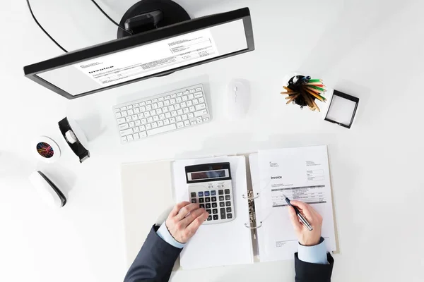 Hoge Hoekmening Van Ondernemer Berekening Van Factuur Met Computer Bureau — Stockfoto