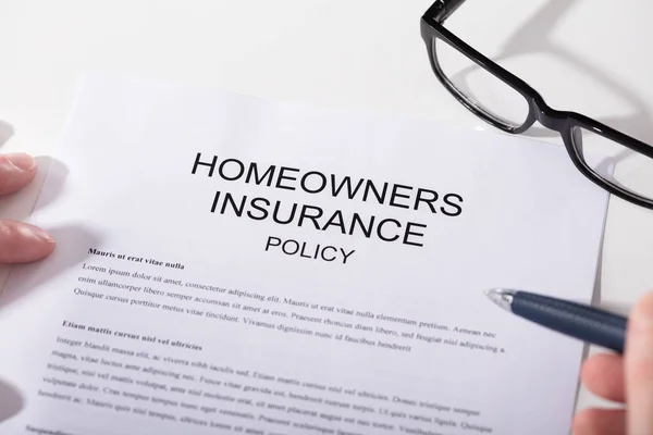 Close Homeowners Insurance Policy Form Spectacles — Stock Photo, Image