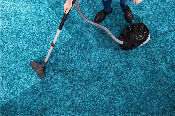 High Angle View Person Cleaning Blue Carpet Vacuum Cleaner — Stock Photo, Image