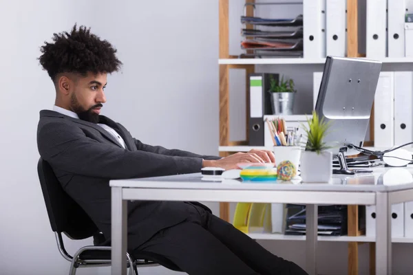 Vue Côté Jeune Homme Affaires Travaillant Sur Ordinateur Bureau — Photo