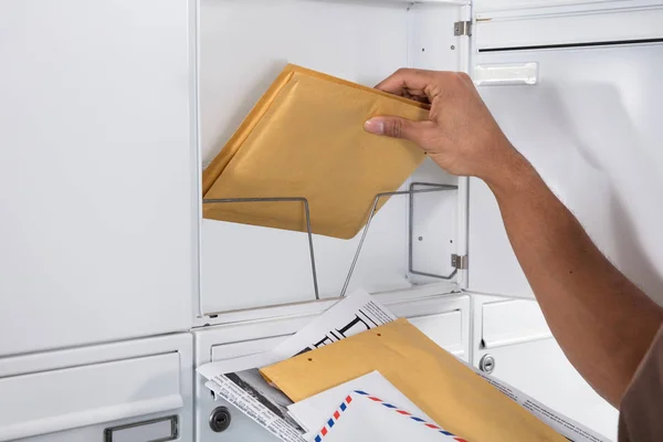 Крупный План Руки Почтальона Берущего Письма Почтового Ящика — стоковое фото