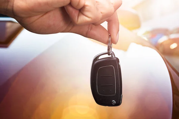Close Person Hand Holding Car Key — Stock Photo, Image