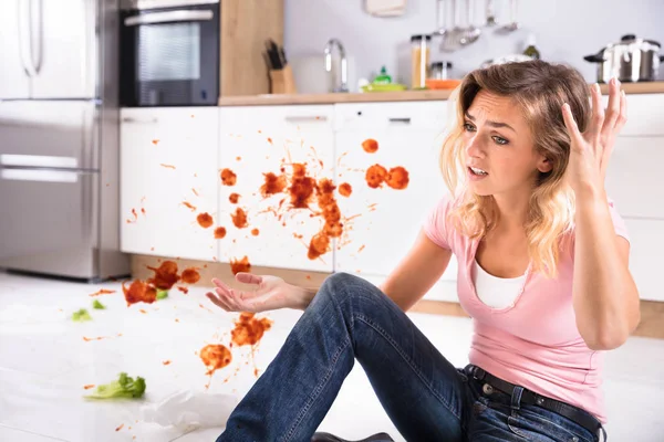 Retrato Uma Jovem Mulher Preocupada Sentada Cozinha Suja Casa — Fotografia de Stock