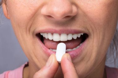 Tıp ilacı bir kadının yakın çekim