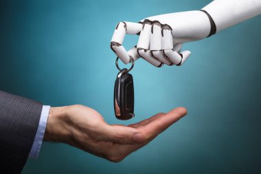İşadamı gri arka plan üzerinde araba anahtarı veren bir Robot Close-Up