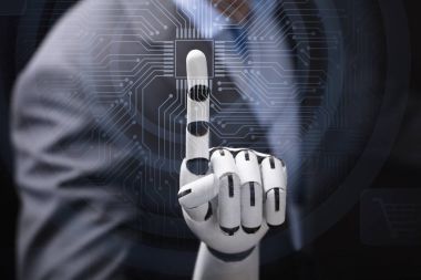 Bir işadamı ile robot kol soyut şeffaf bilgisayar mikro çip dokunmadan Close-Up