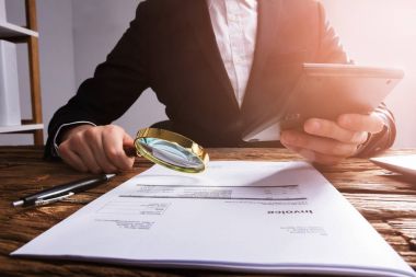 Ahşap masa büyüteç ile çözümlenirken Bill işadamının'ın el