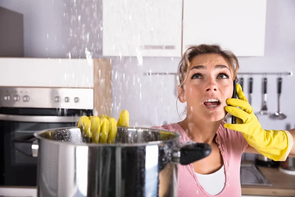 Chockad Kvinna Ringa Rörmokaren Samtidigt Samla Vatten Läcker Från Tak — Stockfoto