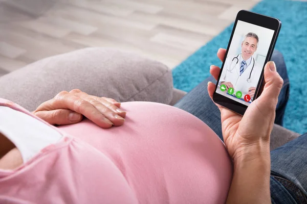 Nahaufnahme Einer Schwangeren Frau Die Auf Dem Sofa Sitzt Videokonferenz — Stockfoto