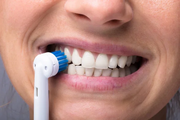 Zbliżenie Kobiety Zębów Szczoteczki Elektryczne — Zdjęcie stockowe