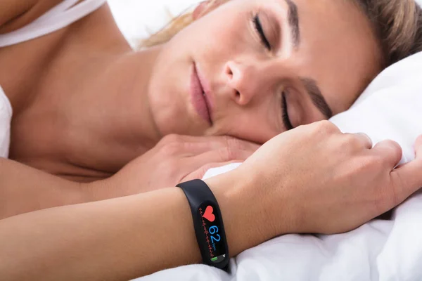 Fitness Activity Tracker Heartbeat Rate Woman Hand Bed — Stock Photo, Image