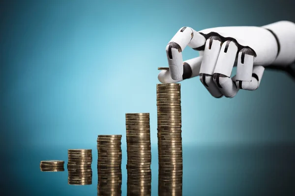 Primer Plano Mano Robot Apilando Monedas Oro Sobre Fondo Turquesa — Foto de Stock