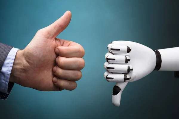 生意人和机器人显示拇指和拇指下来标志在青绿色背景 — 图库照片