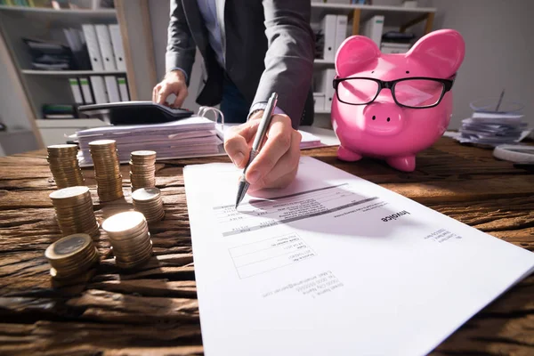 Üzletember Számla Piggybank Arany Érmék Asztalon Kiszámítása — Stock Fotó