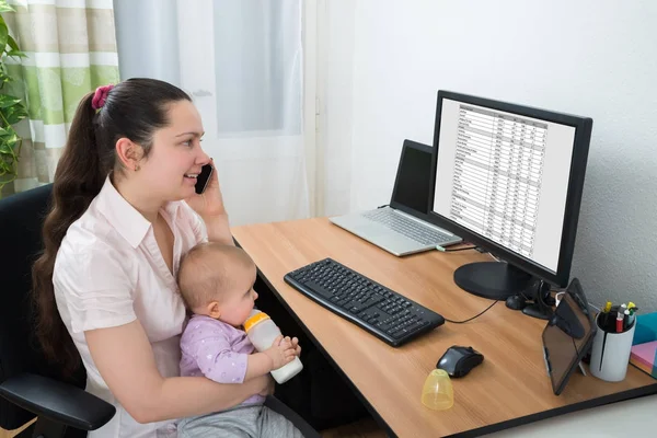 Mujer Con Bebé Hablando Teléfono Móvil Mirando Pantalla Computadora —  Fotos de Stock