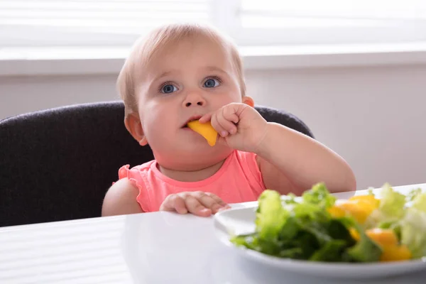 Gros Plan Une Petite Fille Qui Mange Des Aliments Sains — Photo