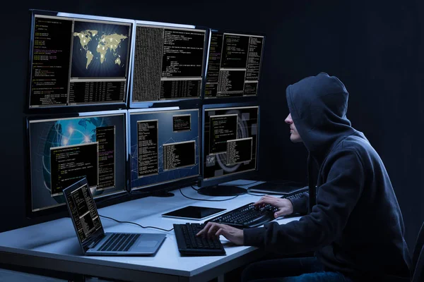 Vista Posteriore Hacker Che Utilizza Più Computer Rubare Dati Ufficio — Foto Stock