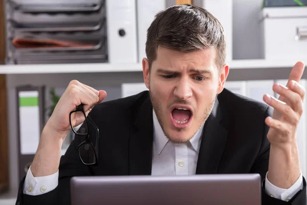 Primer Plano Joven Empresario Sorprendido Mirando Computadora Portátil — Foto de Stock