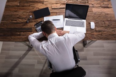 Ofiste uyuyan genç işadamı yüksek açılı görünüş