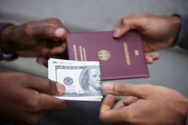 İki eli pasaport bizim için Doları notlar alışverişi Close-Up