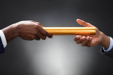 Golden Baton ortağı için gri arka plan üzerinde geçen adam