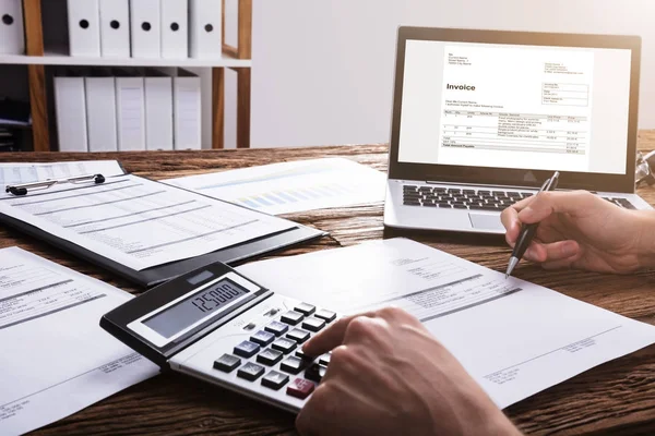 Close Mão Empresário Calculando Bill Com Laptop Mesa Madeira — Fotografia de Stock