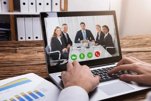 Primo Piano Una Videoconferenza Mano Imprenditore Con Colleghi Sul Computer — Foto Stock