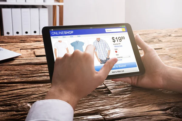 Close Mão Empresário Compras Line Digital Tablet — Fotografia de Stock