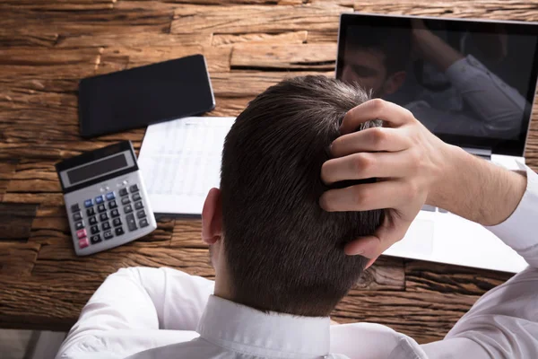 Visão Traseira Empresário Estressado Coçar Cabeça Frente Laptop — Fotografia de Stock