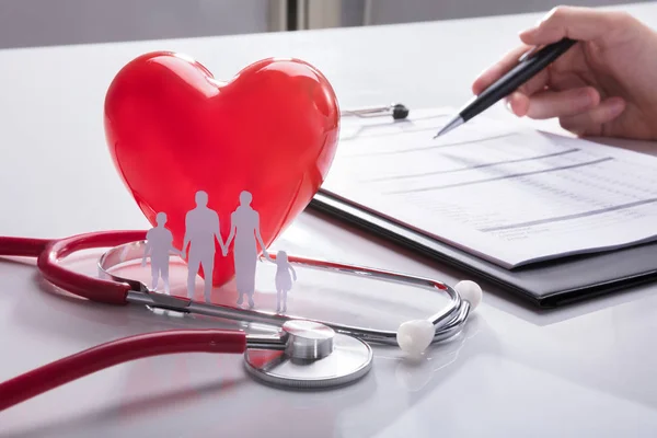 Stethoscope Family Paper Cut Out Red Heart Doctor Hand Analyzing — Stock Photo, Image