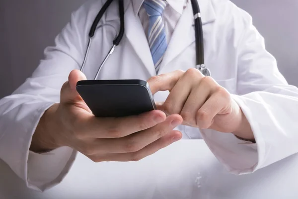 Nahaufnahme Der Hand Eines Arztes Mit Dem Smartphone Der Klinik — Stockfoto