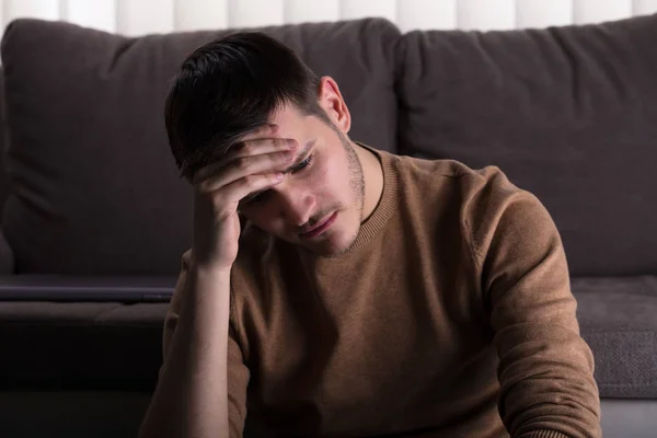 Jeune Homme Triste Assis Devant Canapé Maison — Photo