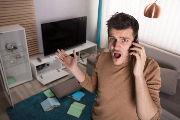 Preoccupato Giovane Uomo Parlando Telefono Casa Rapina — Foto Stock