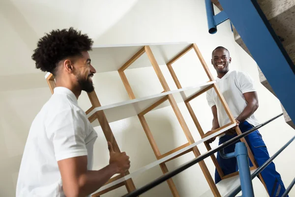 Zwei Männliche Umzugshelfer Die Das Leere Weiße Regal Treppenhaus Hause — Stockfoto
