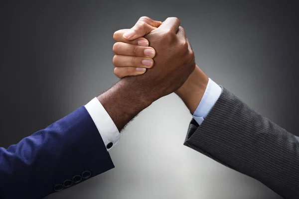 Nahaufnahme Zweier Geschäftsleute Die Armdrücken Auf Grauem Hintergrund Miteinander Wetteifern — Stockfoto