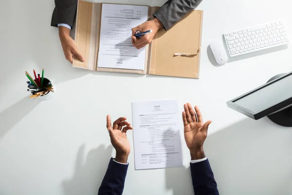 Forhojd Utsikt Näringsidkare Och Kandidater Hand Med Återuppta Vita Skrivbord — Stockfoto