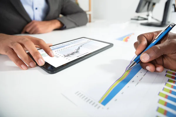 Két Üzletember Segítségével Digitális Tabletta Miközben Office Diagram Elemzése — Stock Fotó