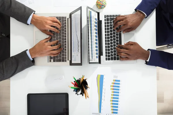 Zwei Geschäftsleute Analysieren Grafik Auf Laptop Büro — Stockfoto