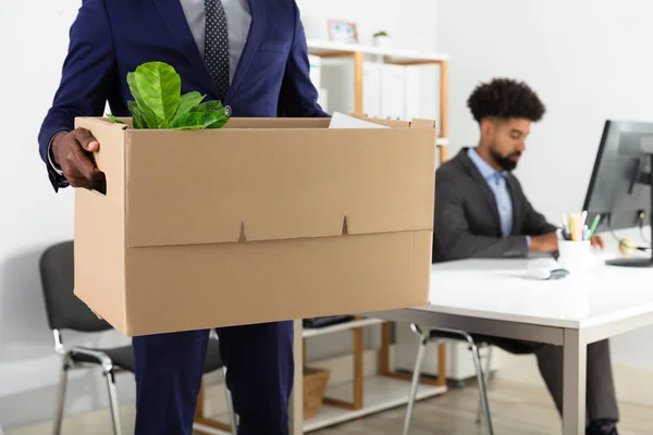 Close Van Een Ondernemer Hand Hebt Bezittingen Kartonnen Doos — Stockfoto