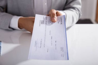 Beyaz masa ofis çek veren işadamı el