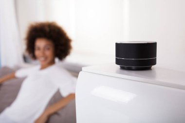 Siyah radyo sözcü mobilya Close-Up