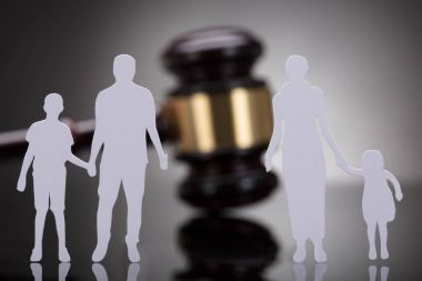 Tokmak gri arka plan üzerinde önünde aile şekil ayrılması kes şunu
