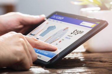 Dijital Tablet üzerinde Online alışveriş yaparken bir işadamının'ın el Close-Up