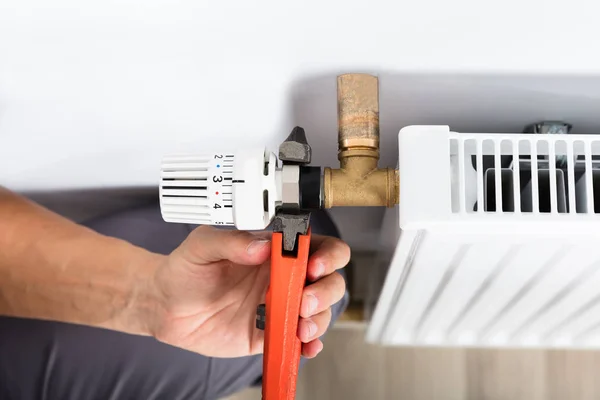 Gros Plan Thermostat Fixation Plombier Masculin Aide Une Clé Molette — Photo