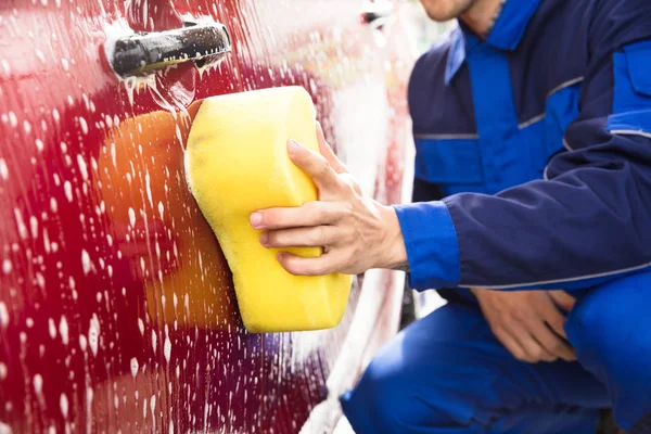 Gros Plan Voiture Rouge Lavage Main Travailleur Avec Éponge Jaune — Photo