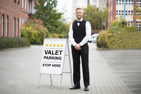 Retrato Joven Sonriente Valet Pie Cerca Valet Parking Sign — Foto de Stock