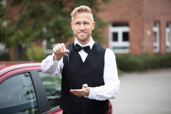 Portrait Handsome Male Valet Holding Car Keys Outdoors — Stock Photo, Image
