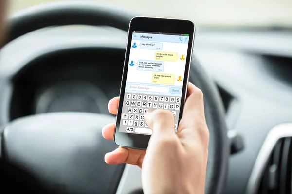 Close Mão Pessoa Com Mensagens Texto Telemóvel Dentro Carro — Fotografia de Stock